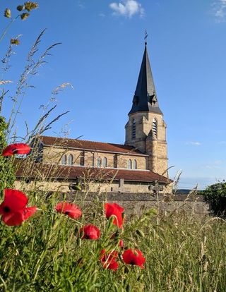 Vue de l'église depuis le parking du cimetière
